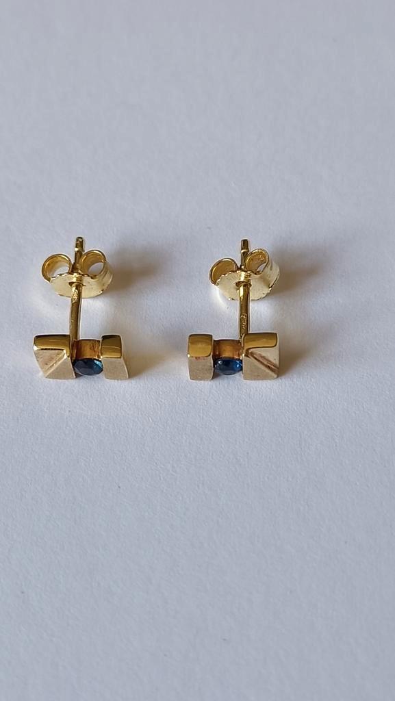Oude gouden oorstekers met Saffier, 14 krt, Sieraden, Tassen en Uiterlijk, Antieke sieraden, Oorbellen, Goud, Met edelsteen, Verzenden