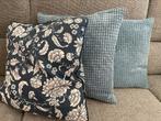 3 sierkussen HOEZEN. 2 x turkoise 1 x blauw/wit 45x45, Ophalen of Verzenden, Zo goed als nieuw, Blauw, Vierkant