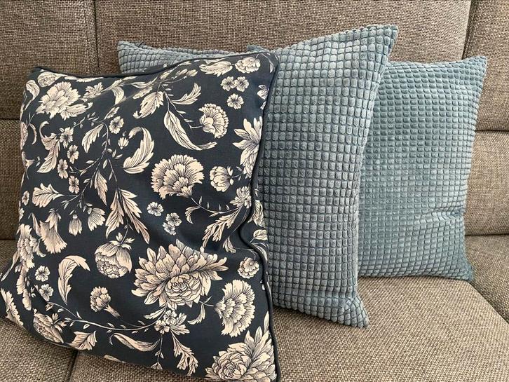 3 sierkussen HOEZEN. 2 x turkoise 1 x blauw/wit 45x45, Huis en Inrichting, Woonaccessoires | Kussens, Zo goed als nieuw, Blauw
