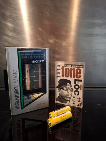 VINTAGE RETRO WERKEND SONY WM-F22 WALKMAN CASSETTE RADIO  beschikbaar voor biedingen