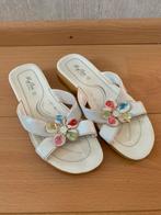 Witte Slippers met Bloem - Maat 38, Ophalen of Verzenden, Zo goed als nieuw, Wit