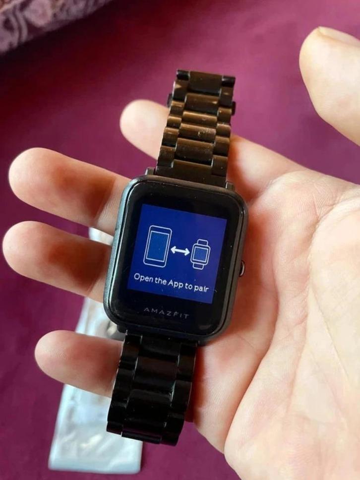 Amazfit Bip smartwatch, 5 bandjes en 2 laders en doos 47,99€, Sieraden, Tassen en Uiterlijk, Smartwatches, Gebruikt, Android, Zwart