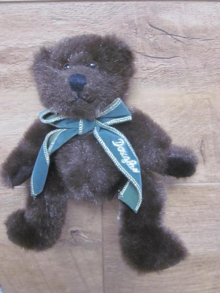 Douglas donkerbruin zacht pluche beer knuffel met strik, Kinderen en Baby's, Speelgoed | Knuffels en Pluche, Nieuw, Beer, Ophalen of Verzenden