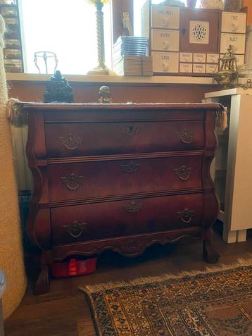 Ladenkast Buikkast wortelnoten beschikbaar voor biedingen