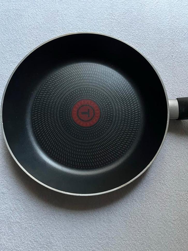 Tefal Koekenpan - Nieuw! 24cm, Huis en Inrichting, Keuken | Potten en Pannen, Zo goed als nieuw, Koekenpan of Braadpan, Aluminium