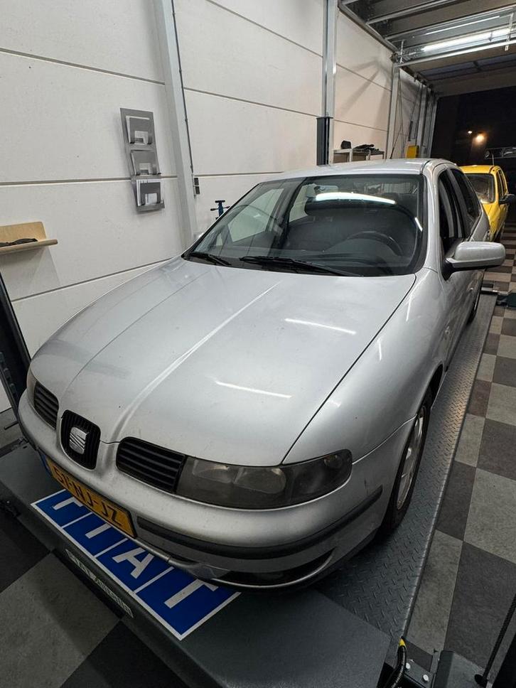 Seat Leon 1.6 16V 77KW 2002 Grijs, Auto's, Seat, Particulier, Leon, Benzine, C, Hatchback, Handgeschakeld, Geïmporteerd, Zilver of Grijs