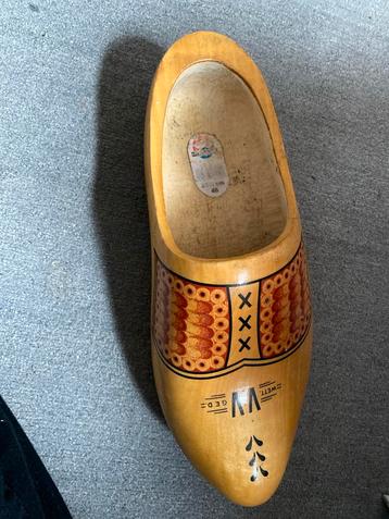 Authentieke houten klomp met decoratie beschikbaar voor biedingen