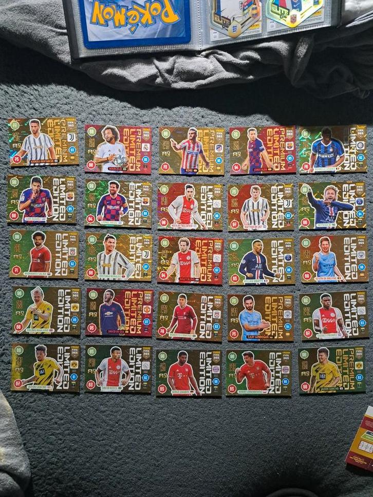 Panini Adrenalyn XL FIFA 365 2021 – Bijna compleet album + V, Hobby en Vrije tijd, Stickers en Plaatjes, Zo goed als nieuw, Meerdere plaatjes