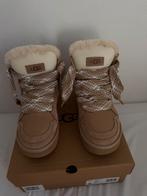 Ugg Higmell, Beige, Lage of Enkellaarzen, Nieuw, Ophalen of Verzenden
