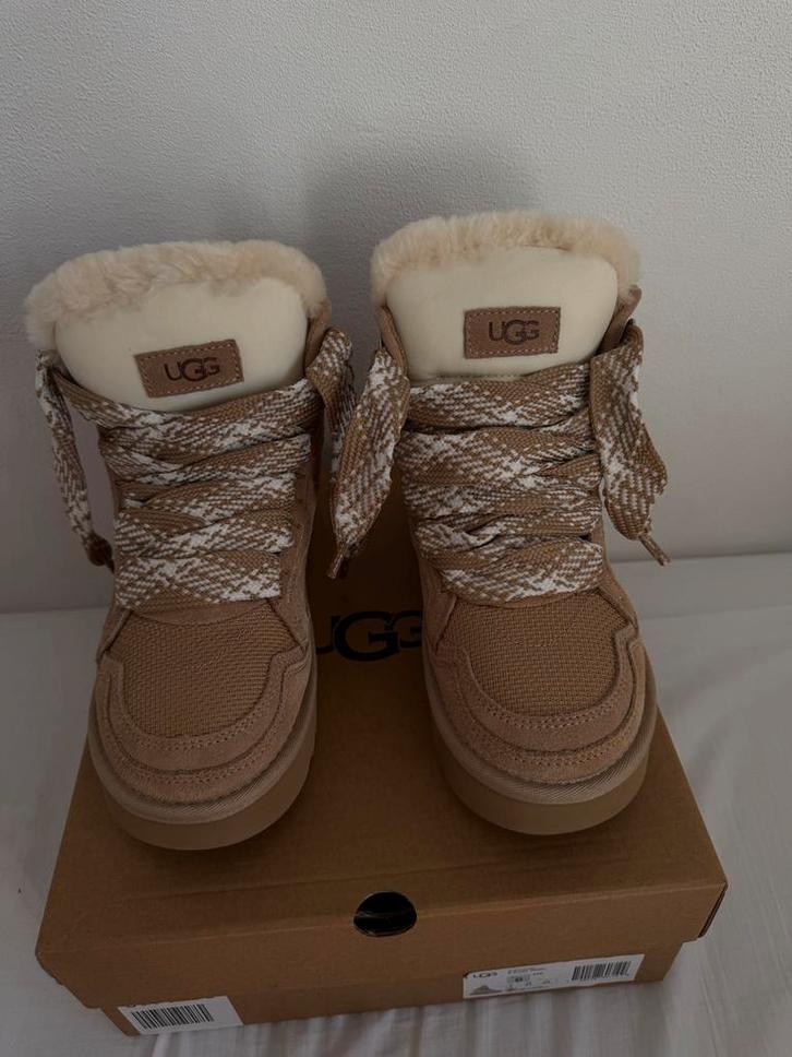 Ugg Higmell, Kleding | Dames, Schoenen, Nieuw, Lage of Enkellaarzen, Beige, Ophalen of Verzenden