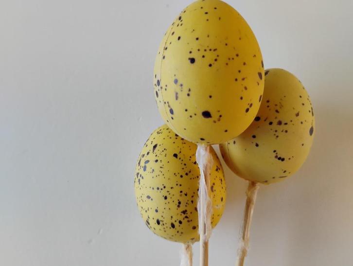 3 x stok met geel paasei erop 2 x stok met kip / haan, Diversen, Pasen, Zo goed als nieuw, Ophalen of Verzenden