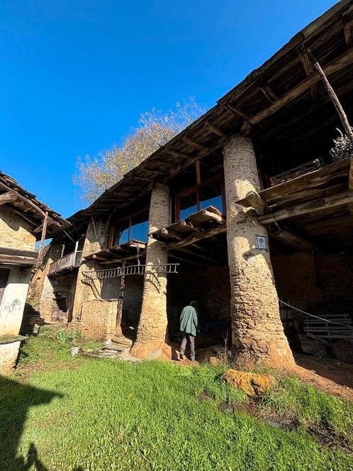 Deel van middeleeuws dorp in Piëmonte, Huizen en Kamers, Buitenland, Italië, Dorp