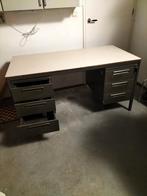 Stevig bureau, Ophalen