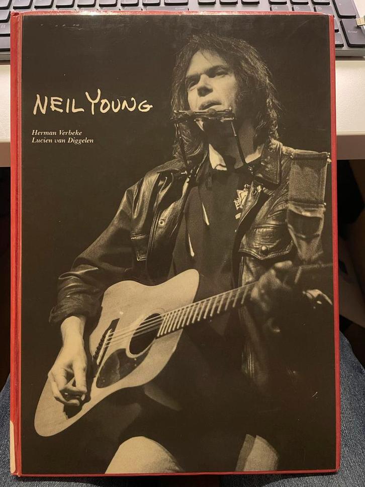 Neil Young: een portret (Verbeke & van Diggelen), Boeken, Catalogussen en Folders, Gelezen, Ophalen of Verzenden