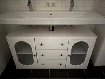 dressoir / badkamer- of opbergkast (wit, met glazen deuren) beschikbaar voor biedingen