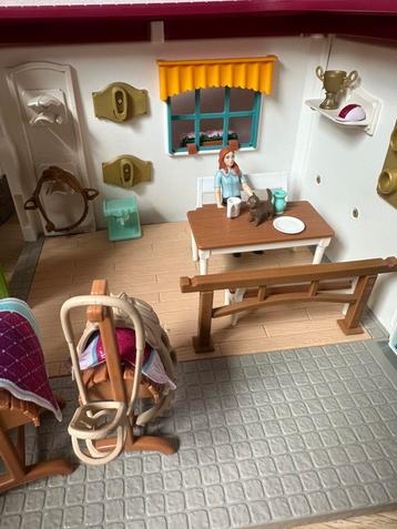 Schleich zadelkamer/kantine, 2 stallen & rijbak + toebehoren beschikbaar voor biedingen