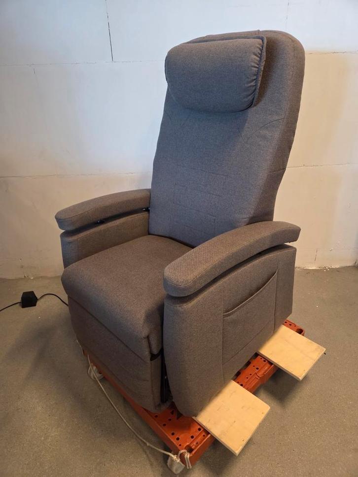 Zeer nette fitFORM sta op stoel / opsta stoel, Huis en Inrichting, Fauteuils, Stof, 50 tot 75 cm, Minder dan 75 cm, Ophalen