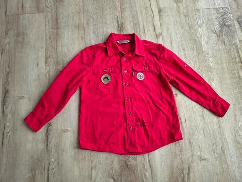 Mooie rode scoutingblouse, Bever uniform, Scoutfit, maat 128, Verzamelen, Scouting, Zo goed als nieuw, Kleding, Ophalen of Verzenden