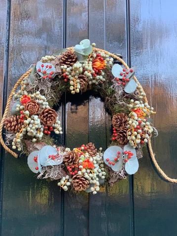 Herfstkrans met dennenappels en bessen beschikbaar voor biedingen