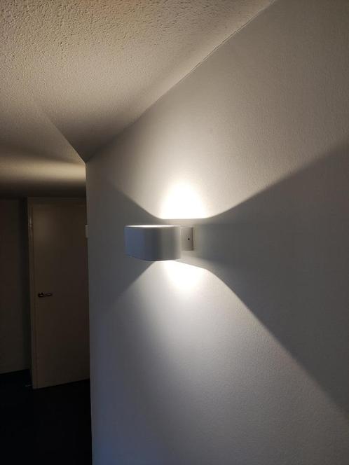 2 stuks Lumiance wandlampen wit LED (Normaal €90,- per stuk), Huis en Inrichting, Lampen | Wandlampen, Zo goed als nieuw, Metaal
