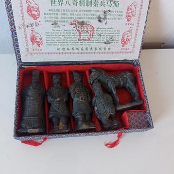 Chinese krijger beeldjes en paard uit het terracotta leger v beschikbaar voor biedingen