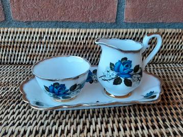 Roomstel met blauwe rozen van OLD ROYAL. beschikbaar voor biedingen