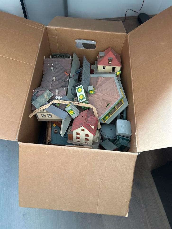 HO Modelspoorbaan Huisjes in Verhuisdoos, Hobby en Vrije tijd, Modeltreinen | H0, Gebruikt, Brug, Tunnel of Gebouw, Overige merken