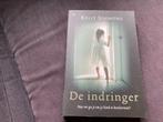 🚪 De indringer - Kelly Simmons, Ophalen of Verzenden, Zo goed als nieuw