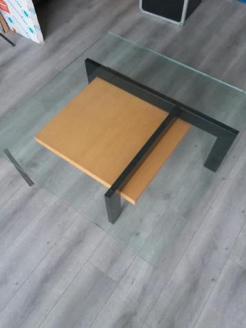 SalonTafel met glazen plaat beschikbaar voor biedingen