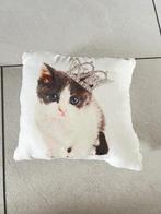 Wit kussen met kitten met kroontje erop : 20x 20 cm groot, Huis en Inrichting, Woonaccessoires | Kussens, Ophalen of Verzenden