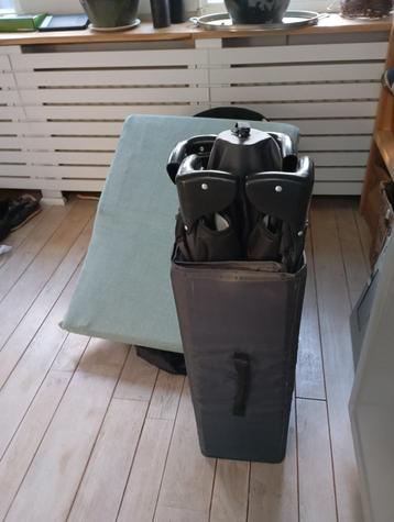 Gratis baby  wipstoel en camping bedje beschikbaar voor biedingen