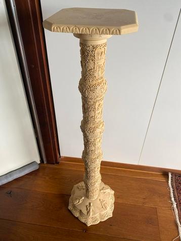 Oosterse Zuil met Gedetailleerd Snijwerk beschikbaar voor biedingen