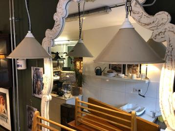 Set Frans Brocante Hanglampjes Beige Gebruiksklaar. beschikbaar voor biedingen
