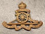 Britse Artillery cap badge met draaiend wiel, Verzamelen, Ophalen of Verzenden, Engeland, Embleem of Badge