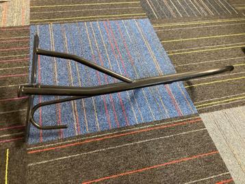 zadelsteun en 4 hoofdstelhangers beschikbaar voor biedingen