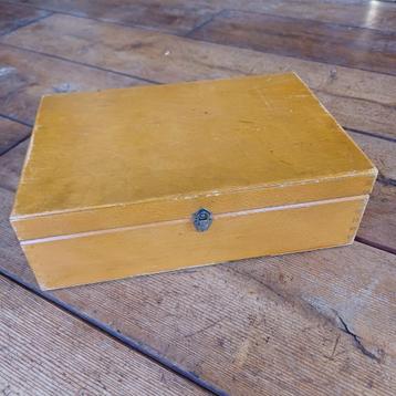 Gevulde vintage houten naaidoos  beschikbaar voor biedingen