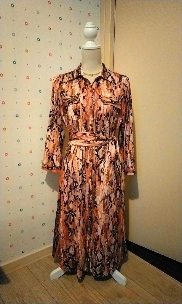 K-Design,  mooie jurk met herfstkleuren,  maat M., Kleding | Dames, Jurken, Zo goed als nieuw, Maat 38/40 (M), Onder de knie, Ophalen of Verzenden