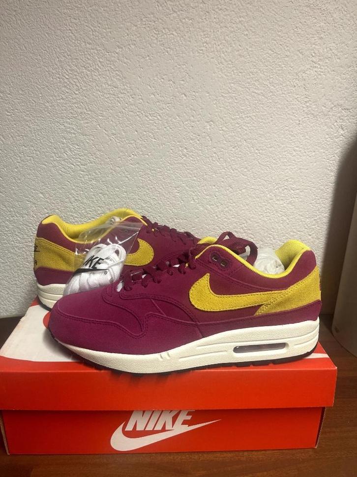 Nike Air Max 1 Dynamic Berry maat 41, Kleding | Heren, Schoenen, Nieuw, Overige kleuren, Ophalen of Verzenden