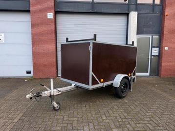 Gesloten aanhangwagen geremd beschikbaar voor biedingen