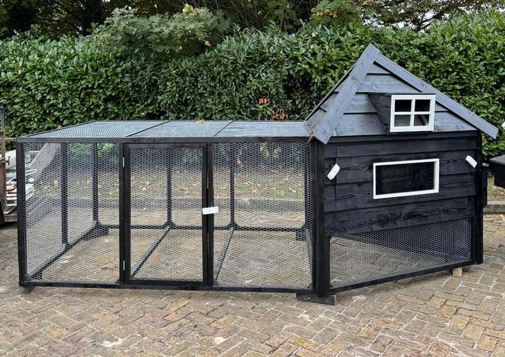 Zeer uniek driehoekig kippenhok met dakkapel en grote ren, Dieren en Toebehoren, Pluimvee | Toebehoren, Nieuw, Kippenhok of Kippenren