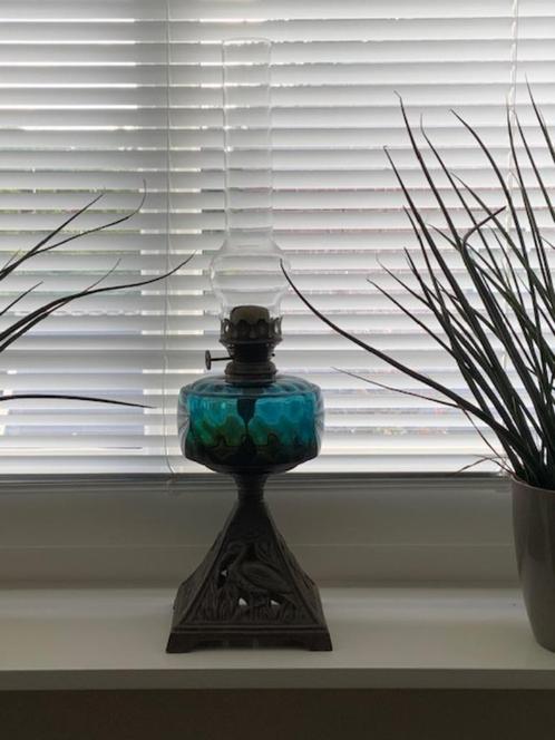 Antiek petroleumlamp met petrol kleurig glas, Antiek en Kunst, Antiek | Overige Antiek, Ophalen