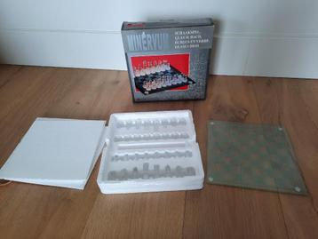 glazen schaakset (bord en stukken van mat en helder glas) beschikbaar voor biedingen