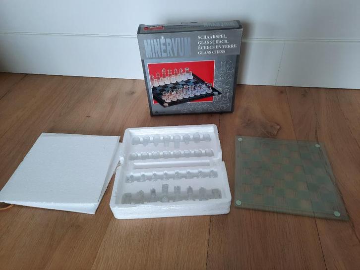 glazen schaakset (bord en stukken van mat en helder glas), Hobby en Vrije tijd, Gezelschapsspellen | Bordspellen, Nieuw, Een of twee spelers