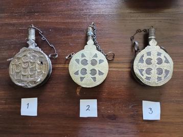 Drie keer koperen Marokkaanse kruitfles, kruithoorn beschikbaar voor biedingen