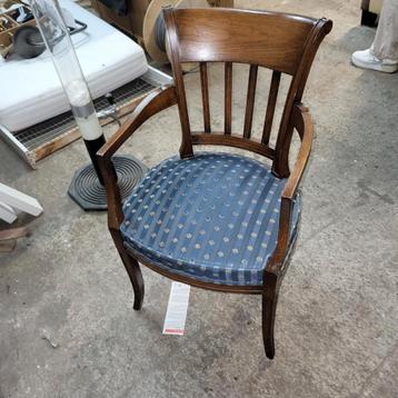 8 eetkamerstoelen beschikbaar voor biedingen