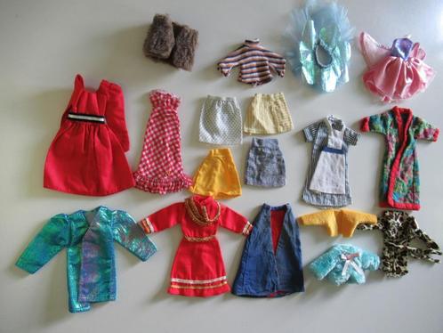 Barbie kleertjes 18 stuks per stuk te koop., Verzamelen, Poppen, Zo goed als nieuw, Kleertjes, Ophalen