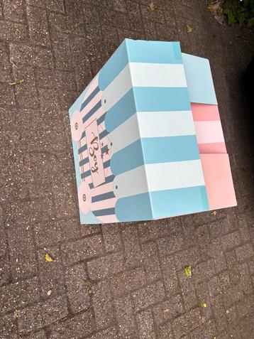 Genderreveal box inclusief roze helium ballon beschikbaar voor biedingen