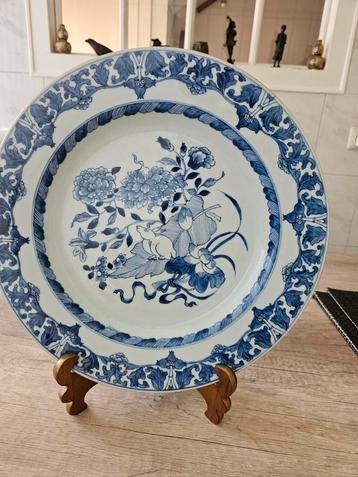 antiek Kangxi bord uit de 18de eeuw met konijn van porselein beschikbaar voor biedingen
