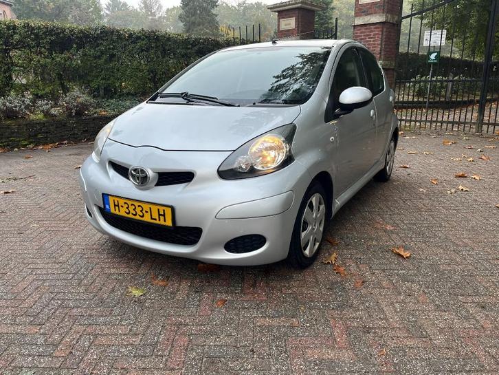 Toyota Aygo 1.0 12V Vvt-i 5DRS 2010 Grijs, Auto's, Toyota, Bedrijf, Aygo, ABS, Airbags, Airconditioning, Centrale vergrendeling