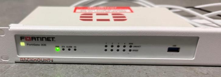 Fortinet FortiGate 30E Firewall met adapter en rackmount, Computers en Software, Routers en Modems, Zo goed als nieuw, Router